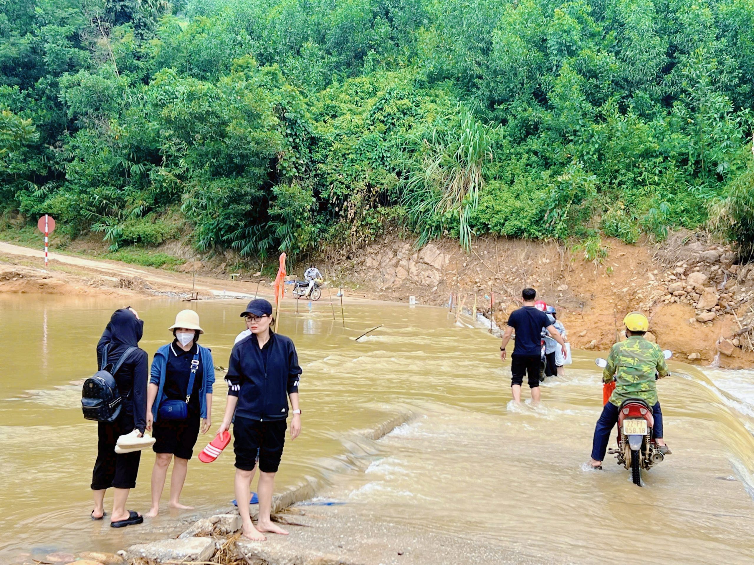 Công ty PPL trao quà cứu trợ và thiện nguyện tại tỉnh Tuyên Quang 3 IMG 9621 scaled